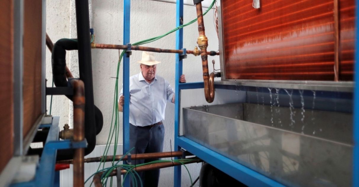 Engenheiro de 82 anos cria máquina capaz de produzir 5 mil litros de água até mesmo no deserto